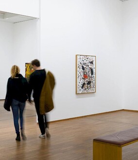 Zwei Personen in der Ausstellung