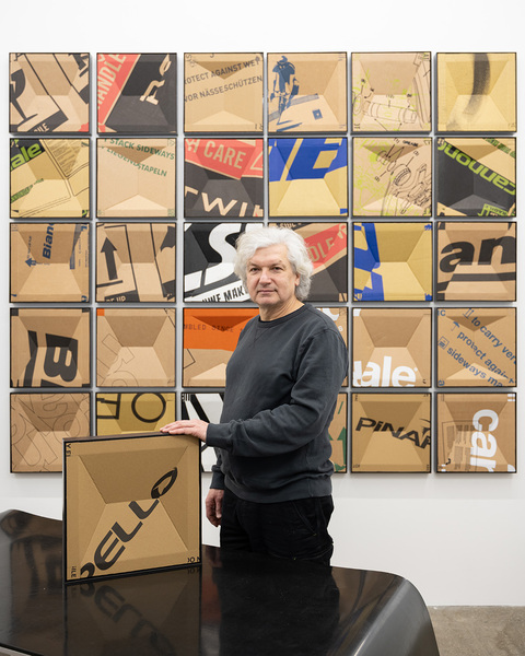 Der Künstler vor seinen Werken.